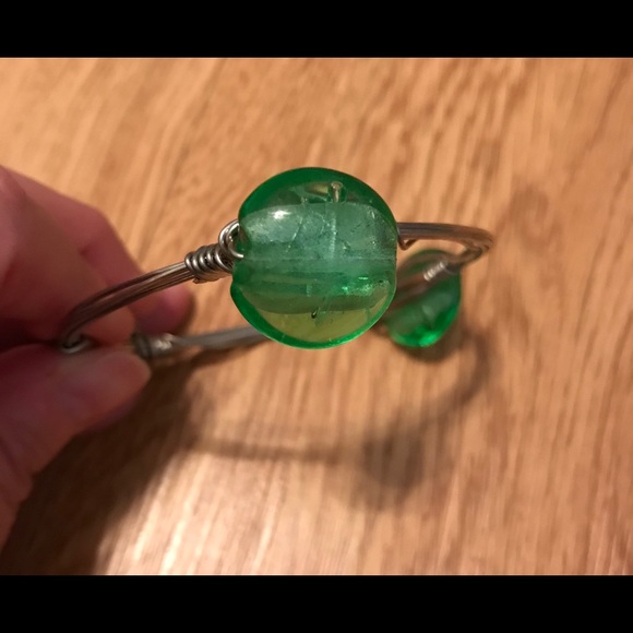 6/$20 NWOT Silver Wrapped Wire Bracelet with Green Resin Simulated Sto… - Picture 4 of 6